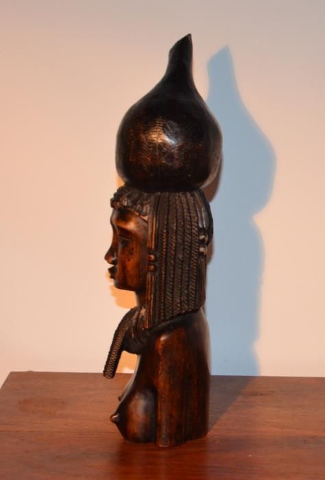 Estatueta - Busto Mulher Africana com Cabaça à Cabeça – Origem: Angola