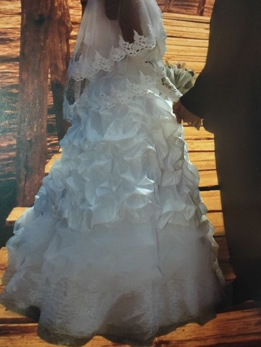 Весільна сукня з вишивкою