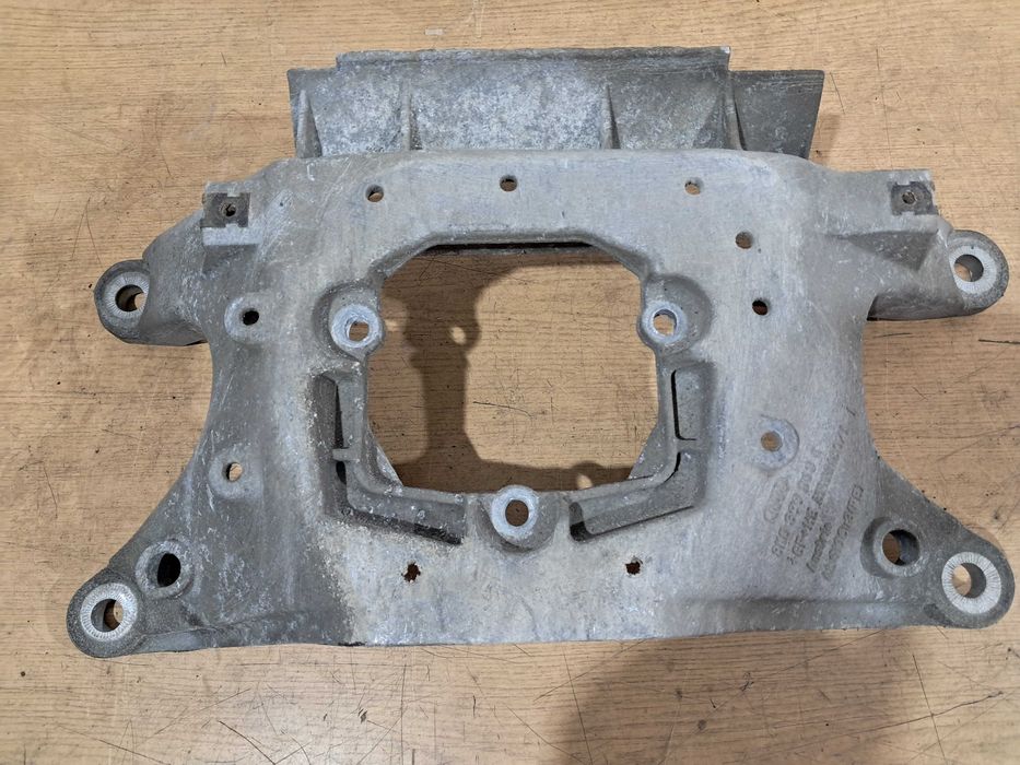 Łapa podpora belka skrzyni biegów AUDI A4 B8 A5 8T