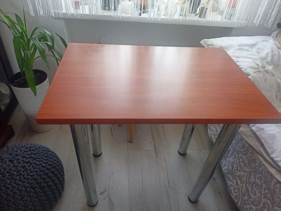 Stol z metalowymi nogami