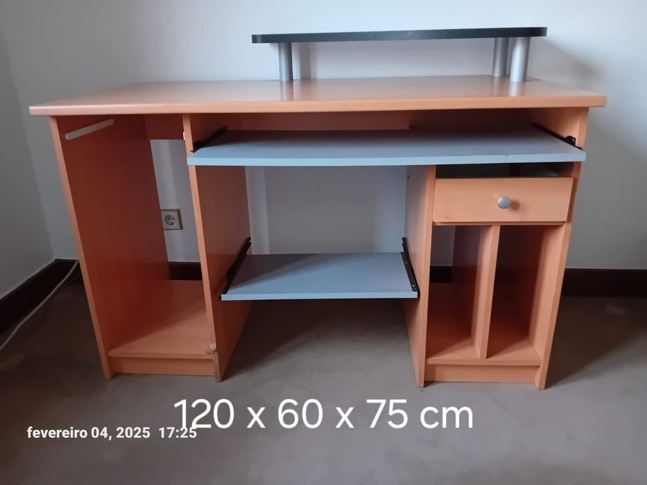 C  73. Mesa secretária com 2 estiradores