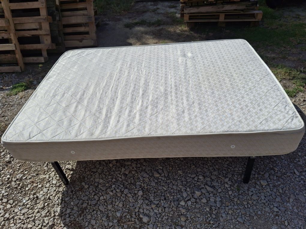 Cama de casal com colchão 1.83 x 1.30