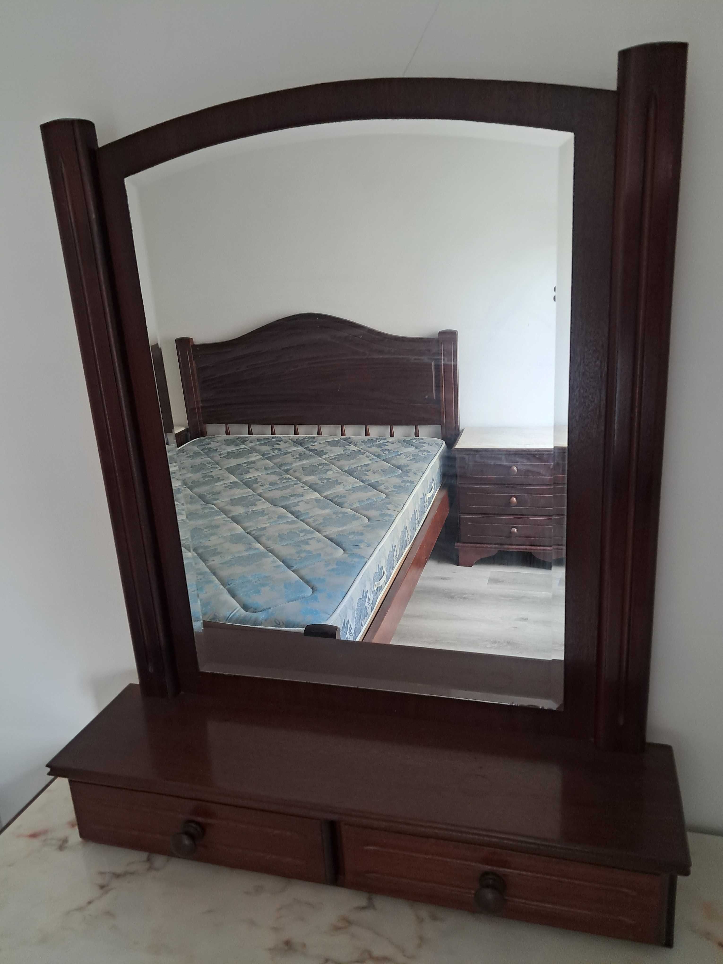 Mobília quarto: cama, cómoda, espelho, 2 mesas cabeceira