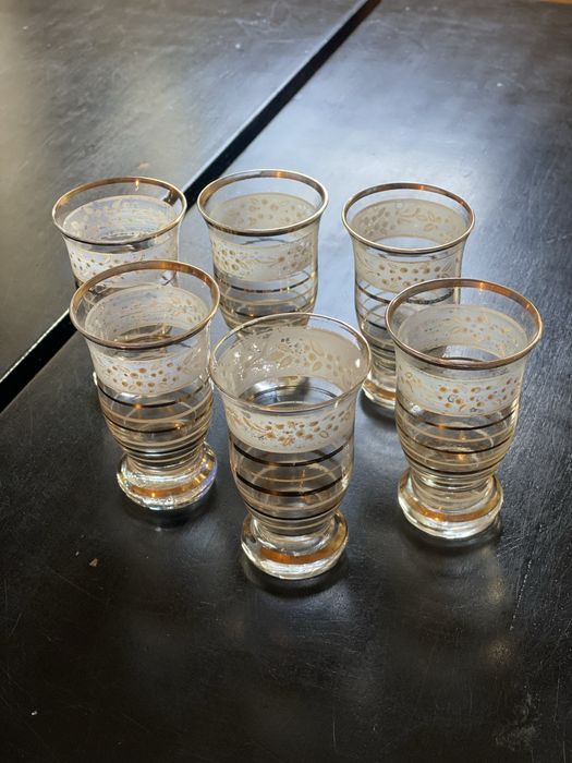 Conjunto de 6 copos em vidro com detalhes dourados