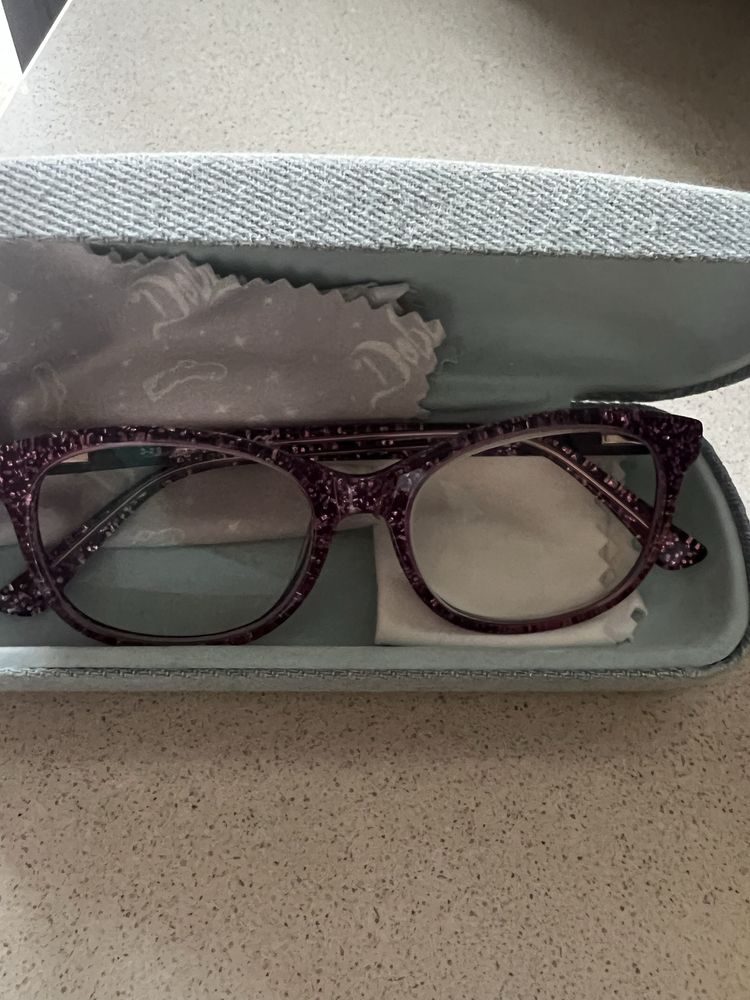 Oculos de ver, crisnça. Marca Guess.