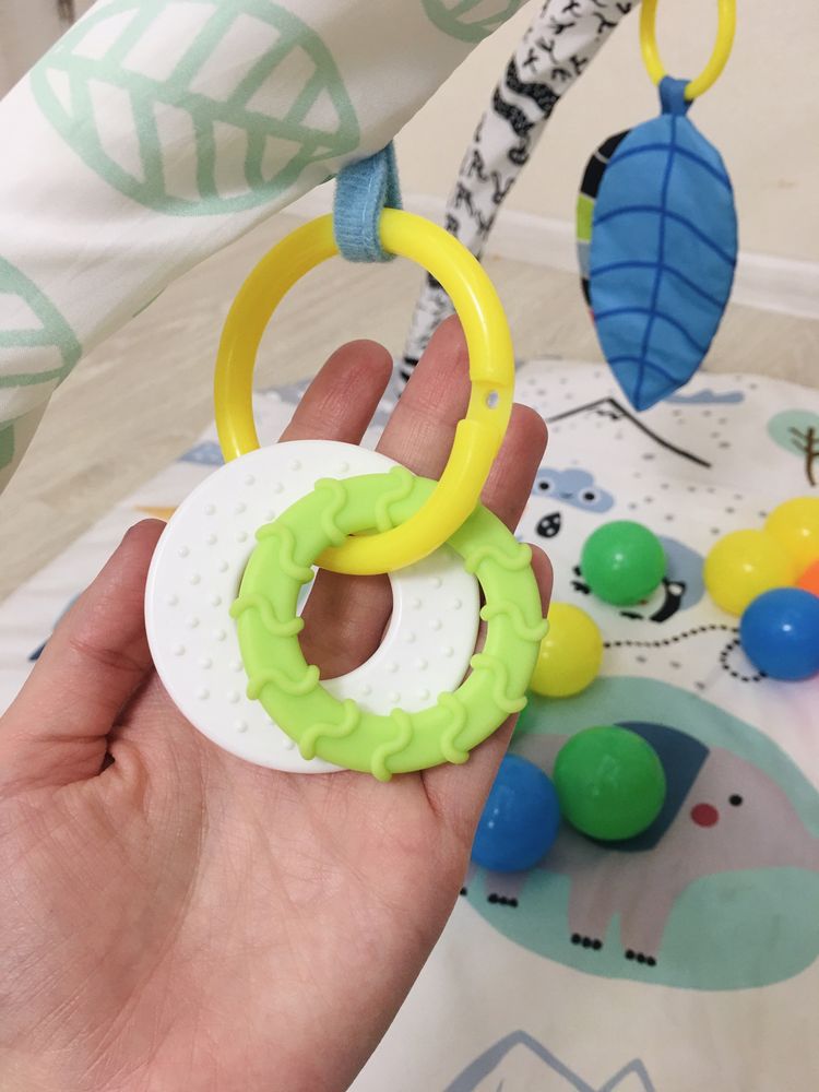 Інтерактивний розвиваючий килимок з навісними іграшками Ricokids