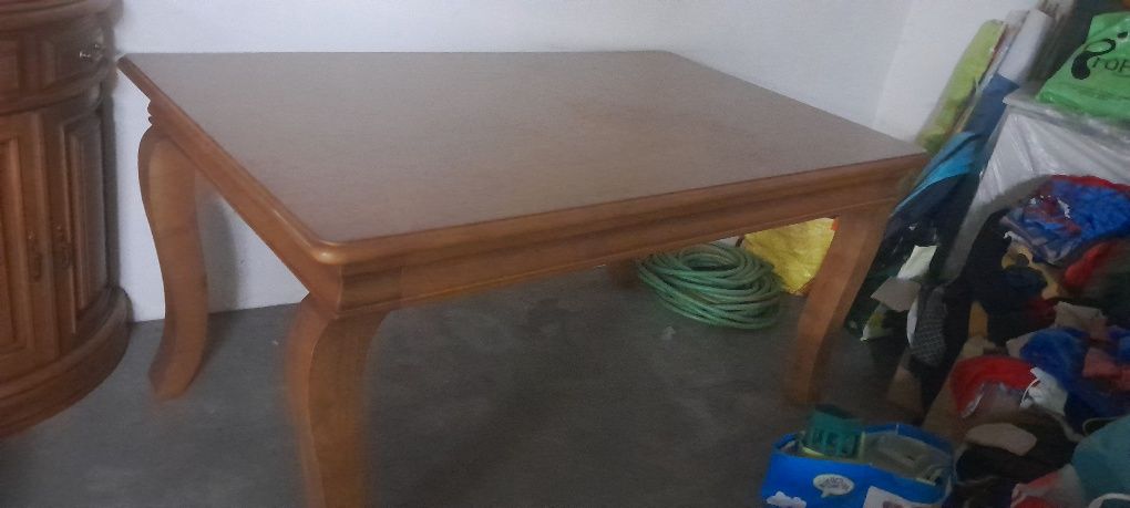 Mesa de madeira castanha