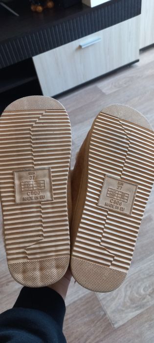 Угі на дівчинку 37 розміру