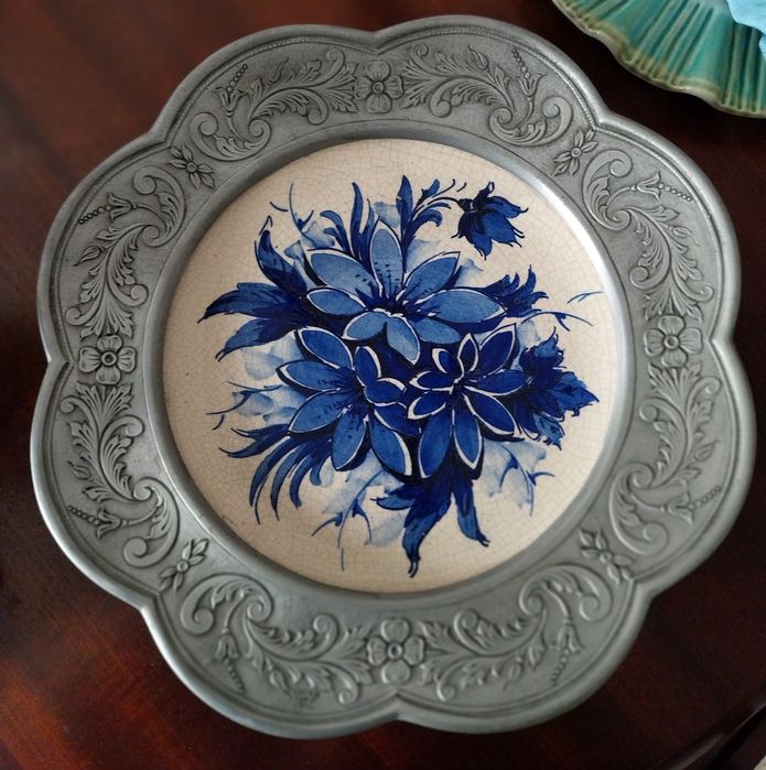 Prato decorativo em ceramica e estanho J. Dores