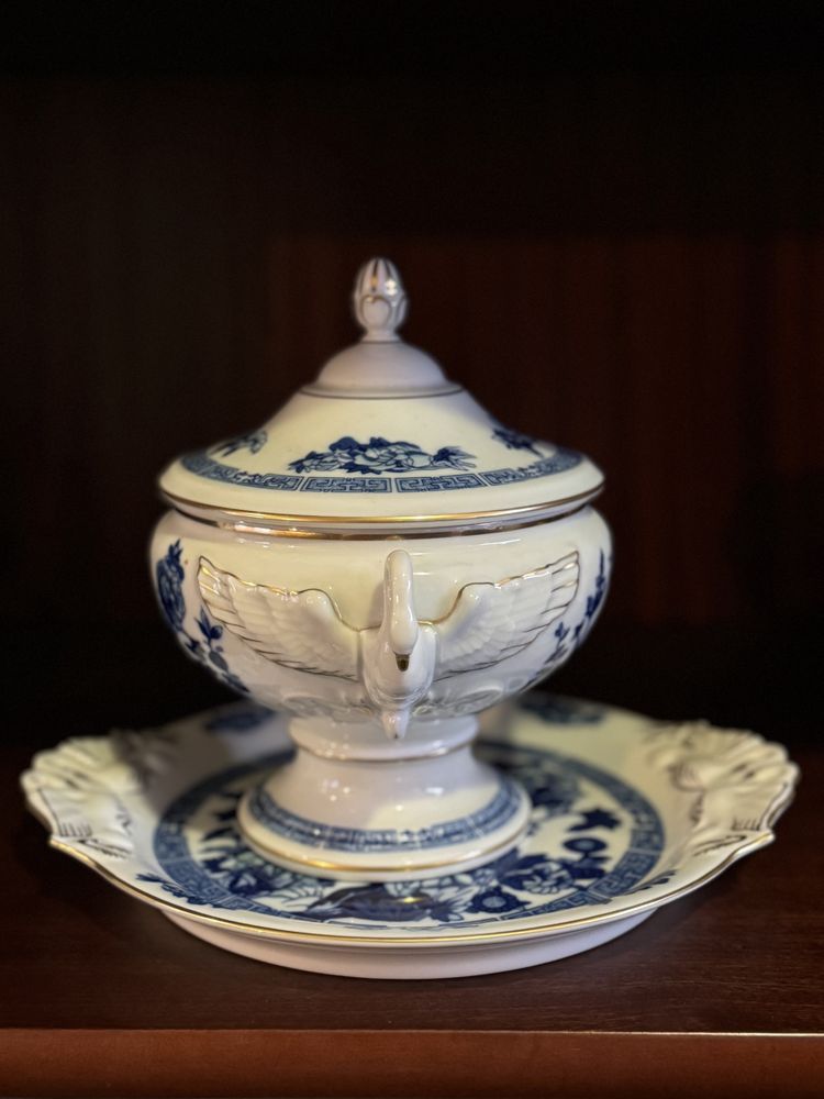 Mini sopeira e prato em porcelana
