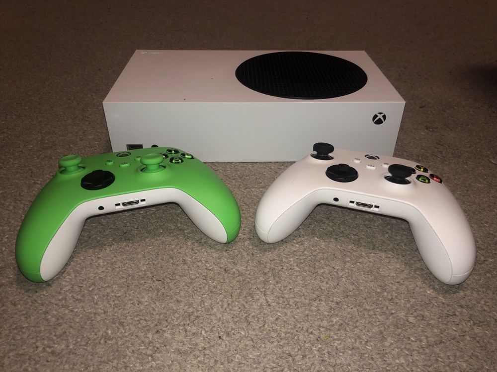 Xbox Series S, stan bardzo dobry + | dwa pady