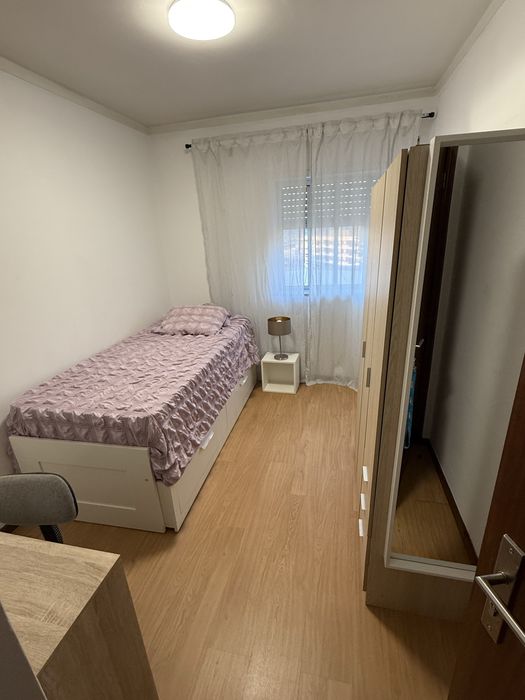 Quarto solteiro cama de casal// Despesas inclusas