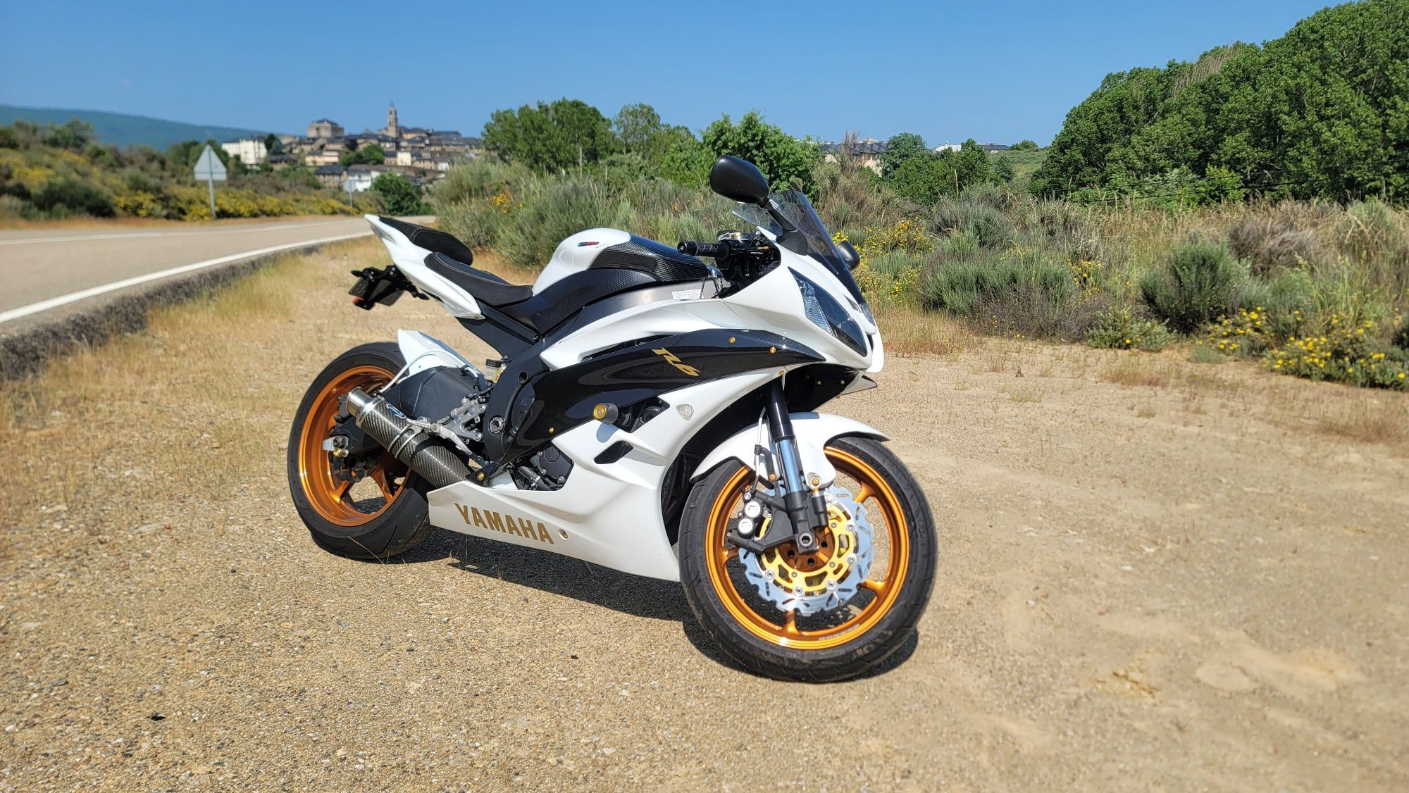 Yamaha R6 2007 VARIOS extras 23 000km