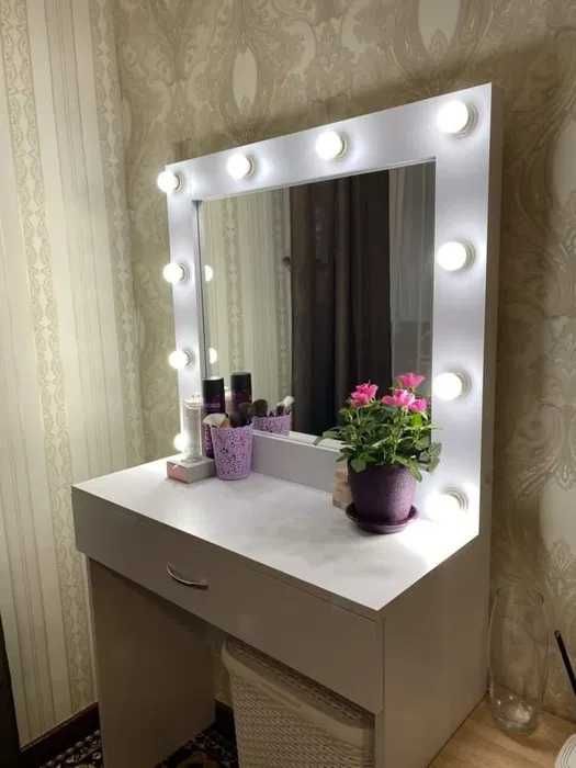 Туалетний столик із дзеркалом/Дзеркало з підсвічуванням. Виробник