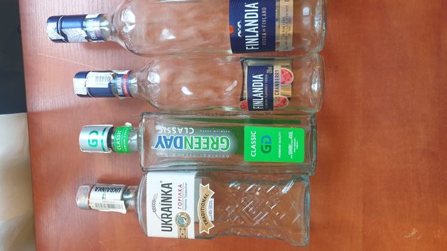 Пустые бутылки из-под алкогольных напитков.