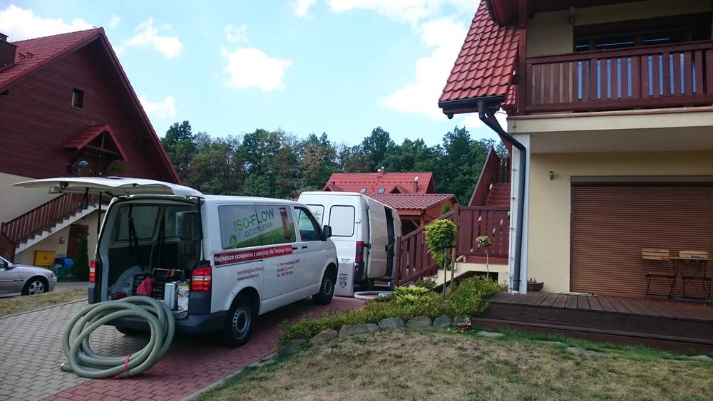 ocieplenie celulozą metodą pneumatyczną wdmuchiwanie celulozy