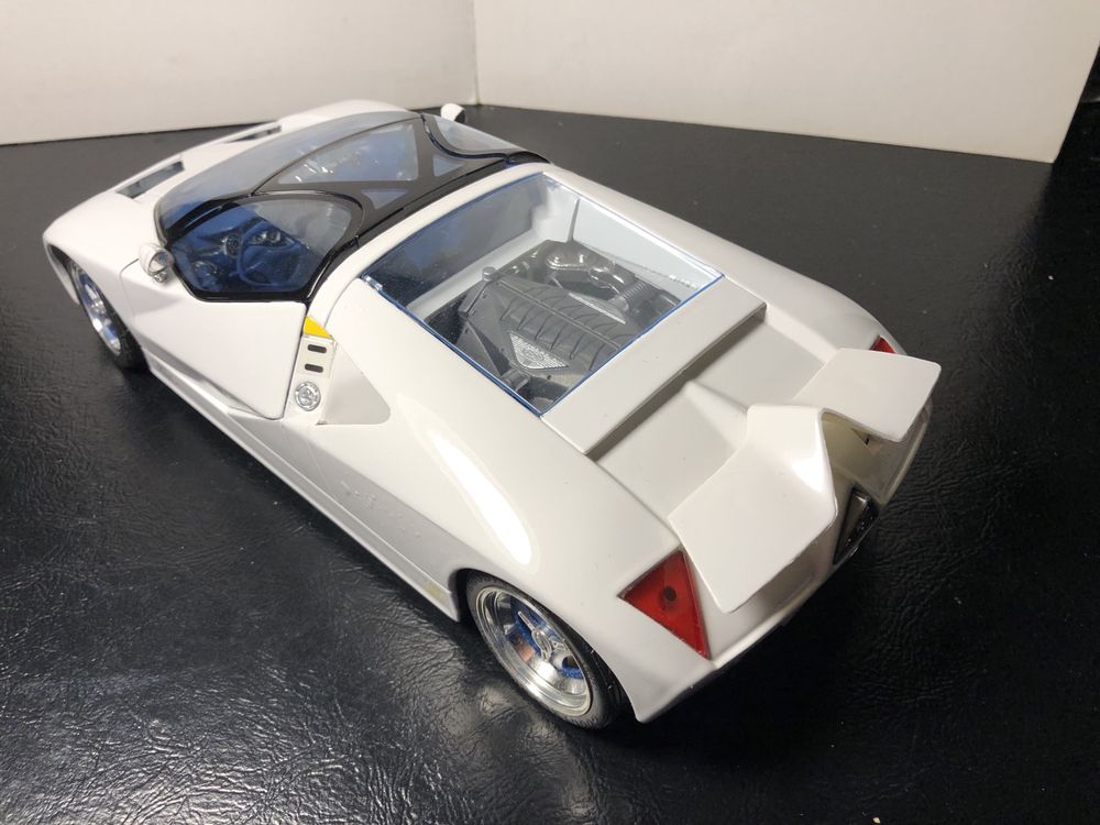 Model samochodu FORD GT90 V12 w skali 1/18