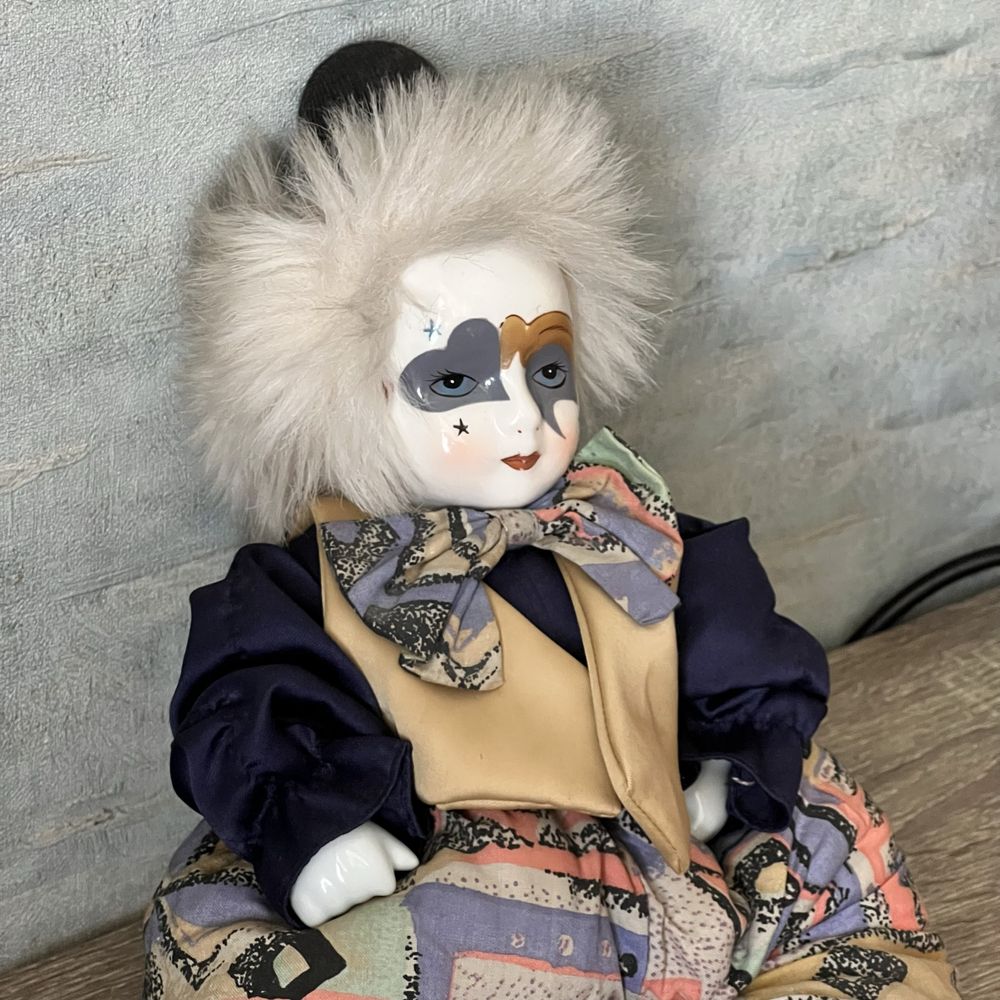 Коллекционная фарфоровая кукла в виде венецианского клоуна