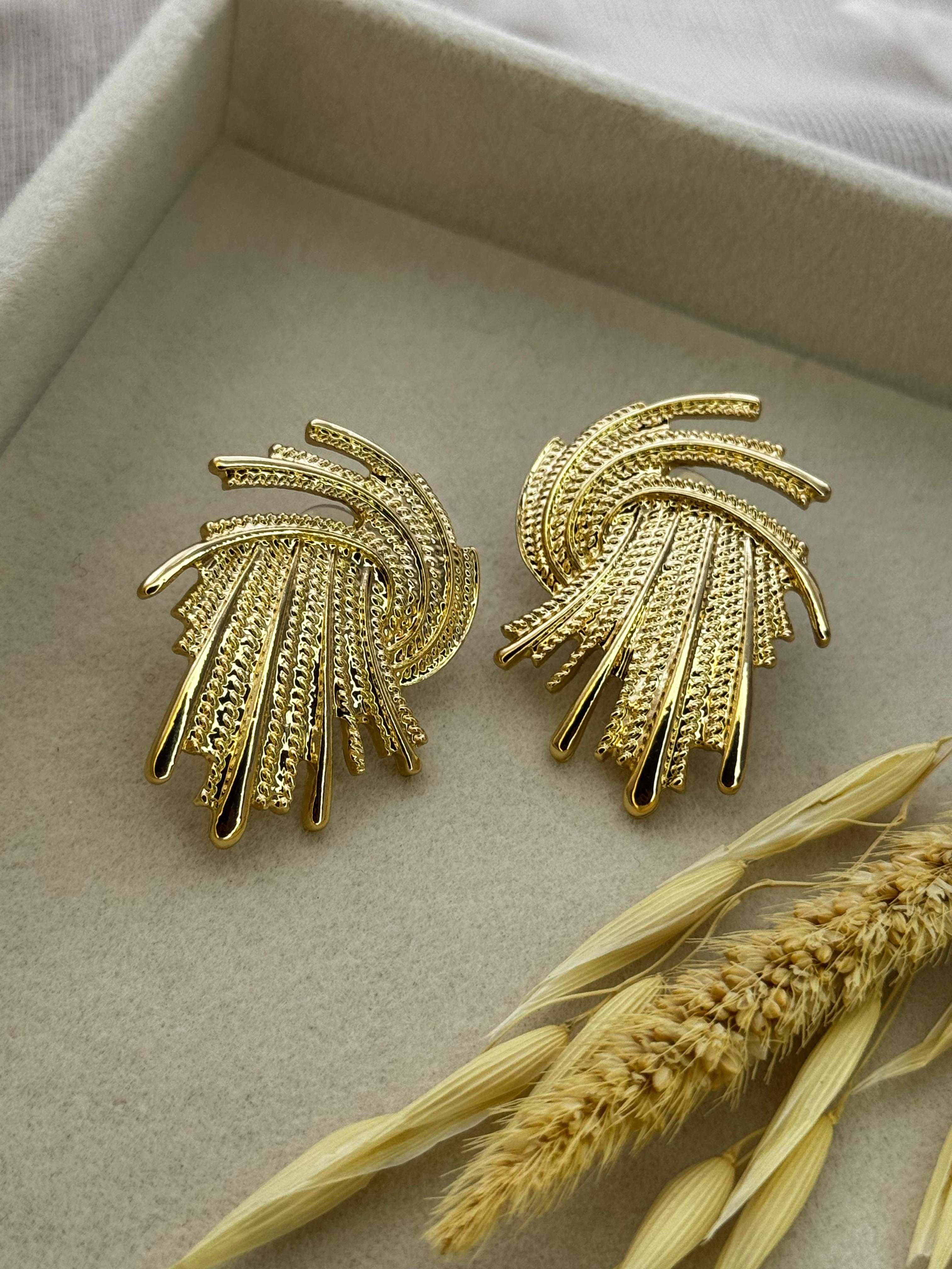 Brincos Charme Dourado com Estrelas – Um Toque de Brilho e Estilo