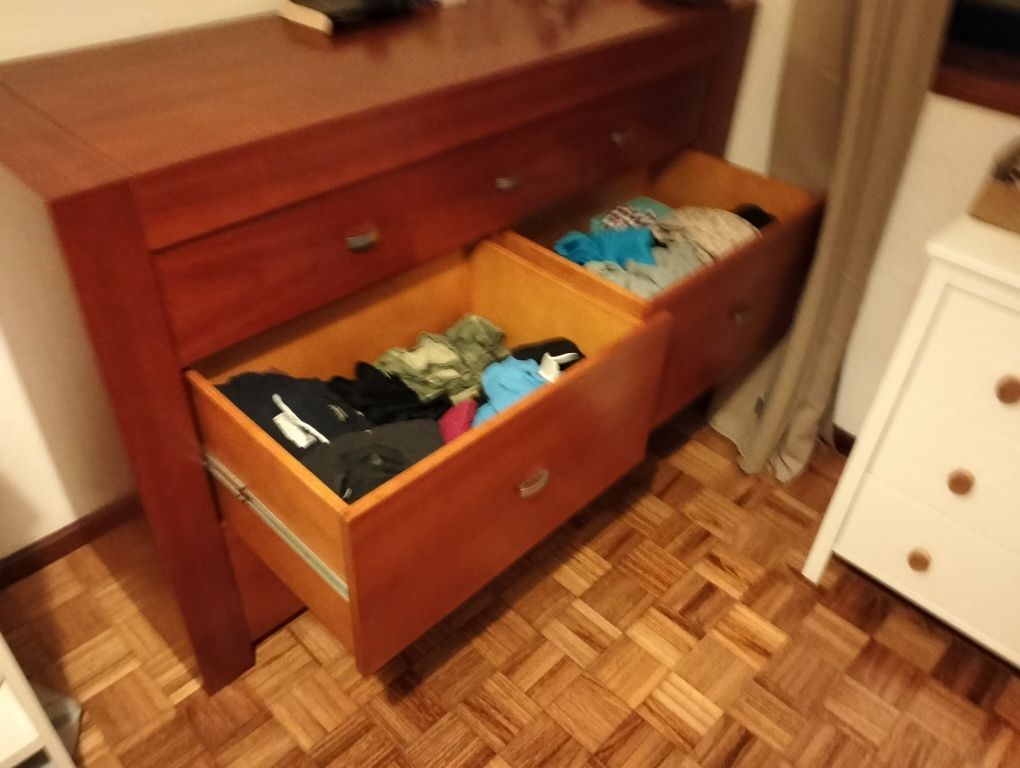 Cómoda com muita arrumação