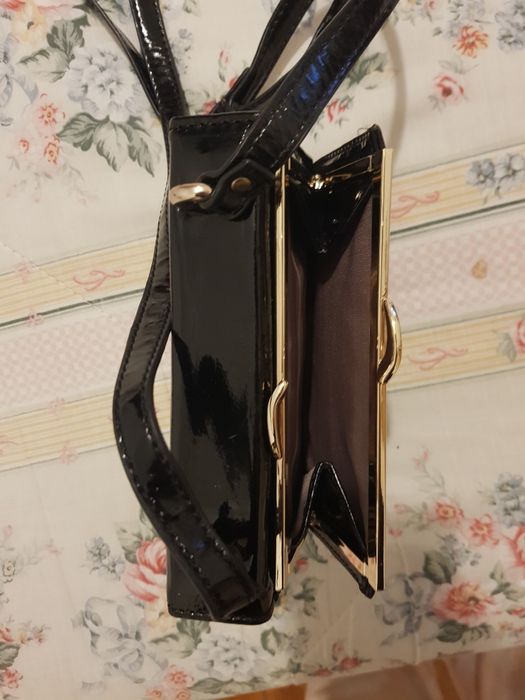 Mala pequena preta envernizada