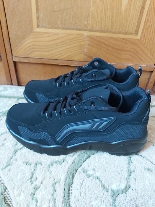 Продам новые водонепромокаемые мужские кроссовки р 45