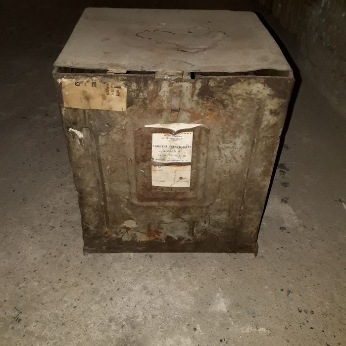 Militaria, Metalowa wojskowa skrzynka z gwoździami. Na oko 10kg.