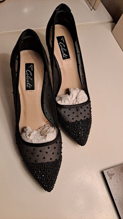 Sapatos pretos de salto