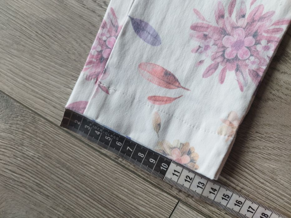 R.S Freesia białe spodnie w kolorowe kwiaty chinosy cygaretki