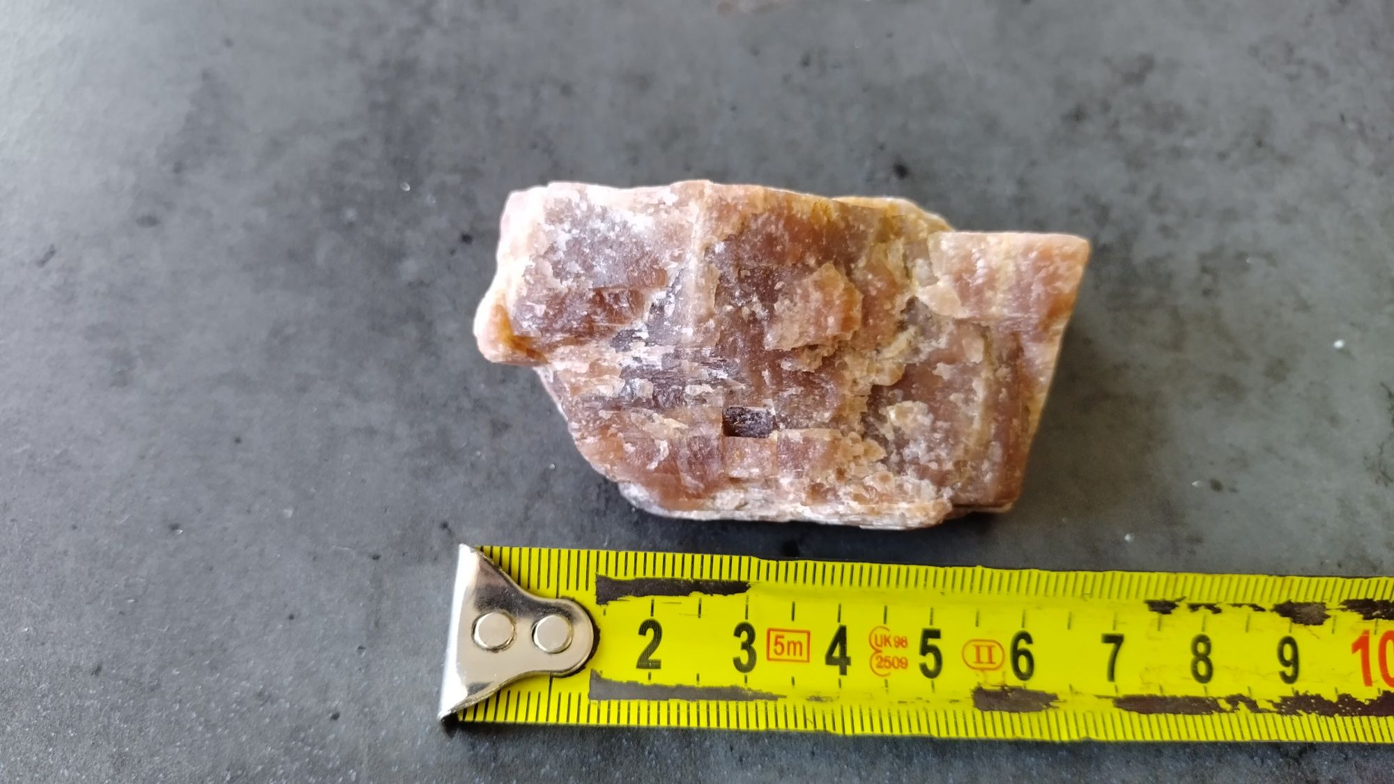Kamień naturalny minerał kalcyt różowy pomarańczowy bryła zgład