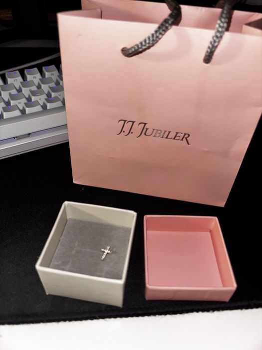 Kolczyk złoty krzyżyk