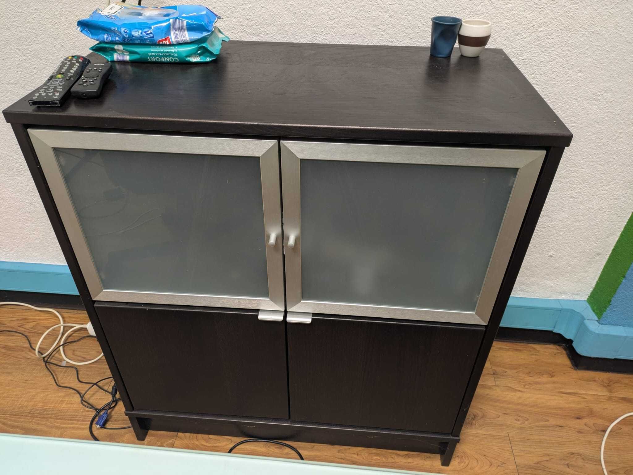 Conjunto mesa + cadeiras + cómoda