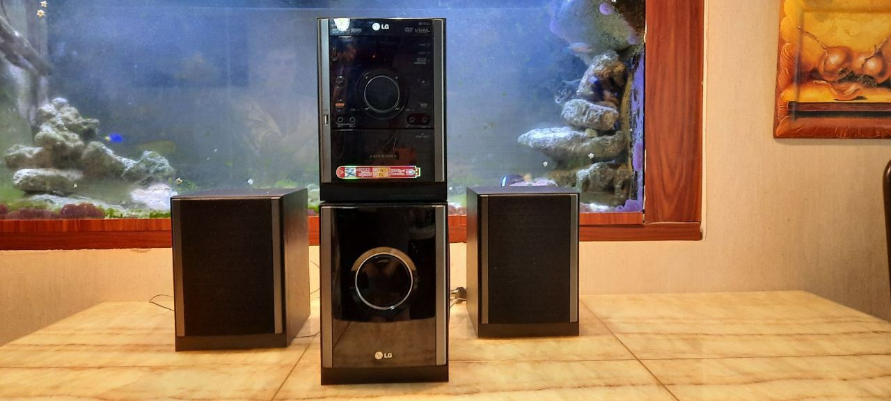 И музыкальный центр:  LG Караоке центр KARAOKE MIKRO HI-FI SYSTEM   XF