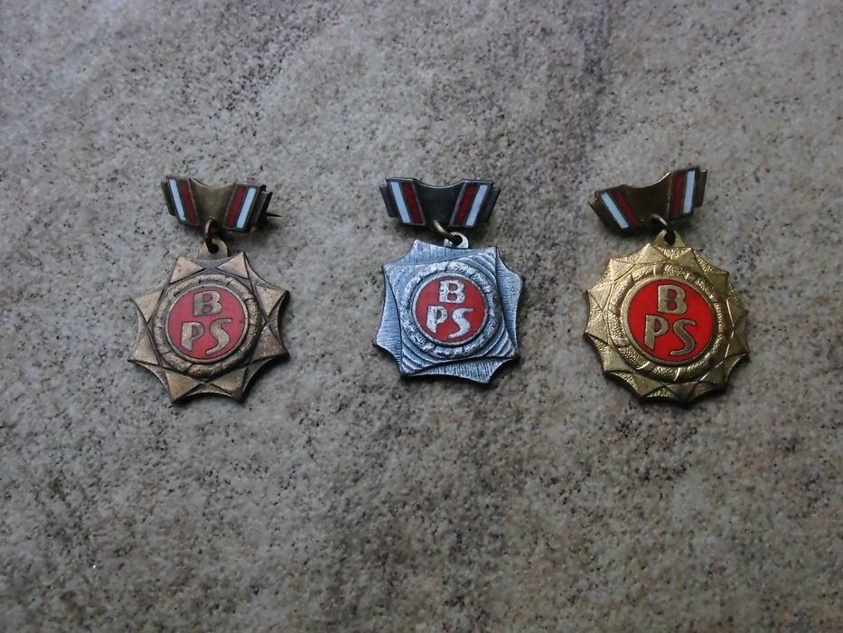 Odznaki brygady pracy socjalistycznej : brązowa srebrna i złota