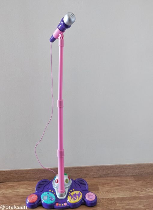 Microfone de pé ajustável com luzes e sons