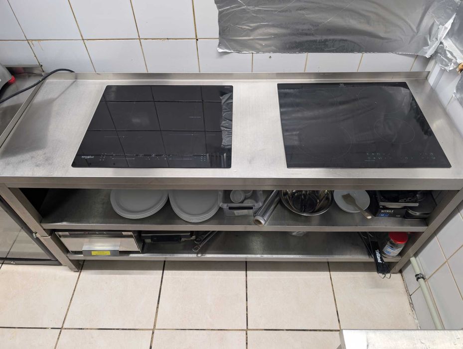 Stół nierdzewny z dwiema płytami indukcyjnymi