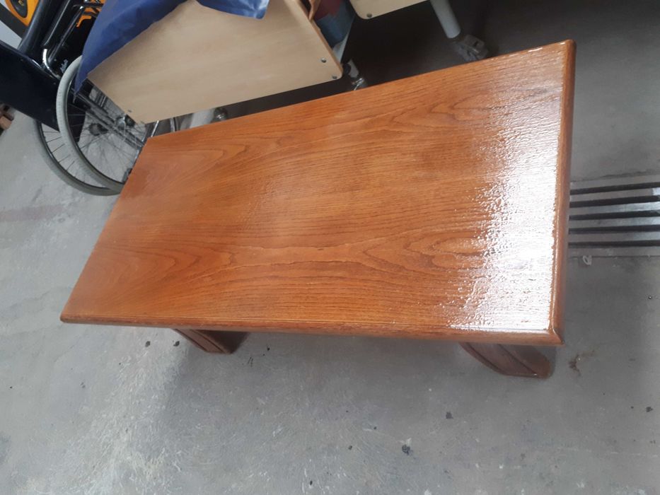 Mesa de sala em castanho