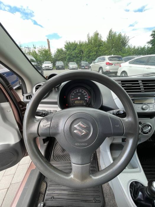 Suzuki Alto автомобіль