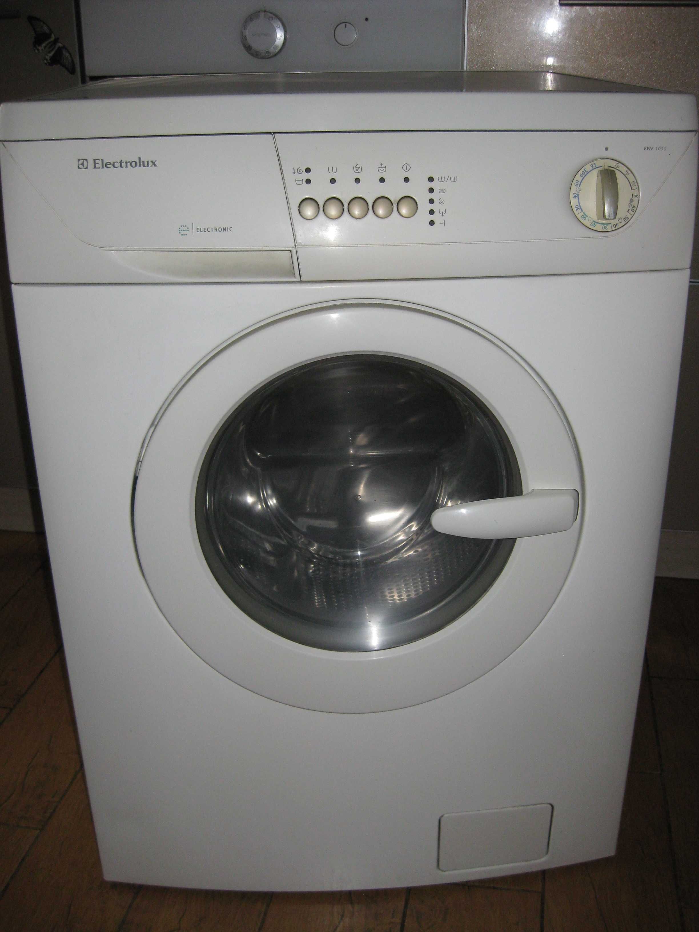 Стиральная машинка Electrolux  EWF 1030 под ремонт или на детали.