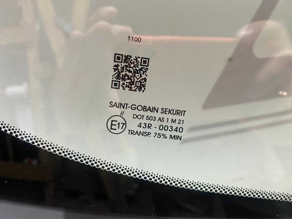 JAGUAR F-PACE 2016- лобове скло