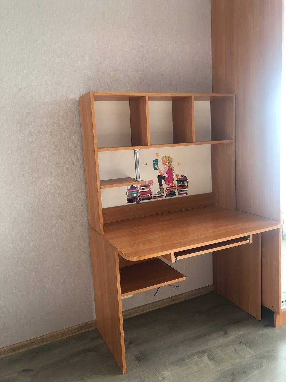 Комп'ютерний стіл з полицями