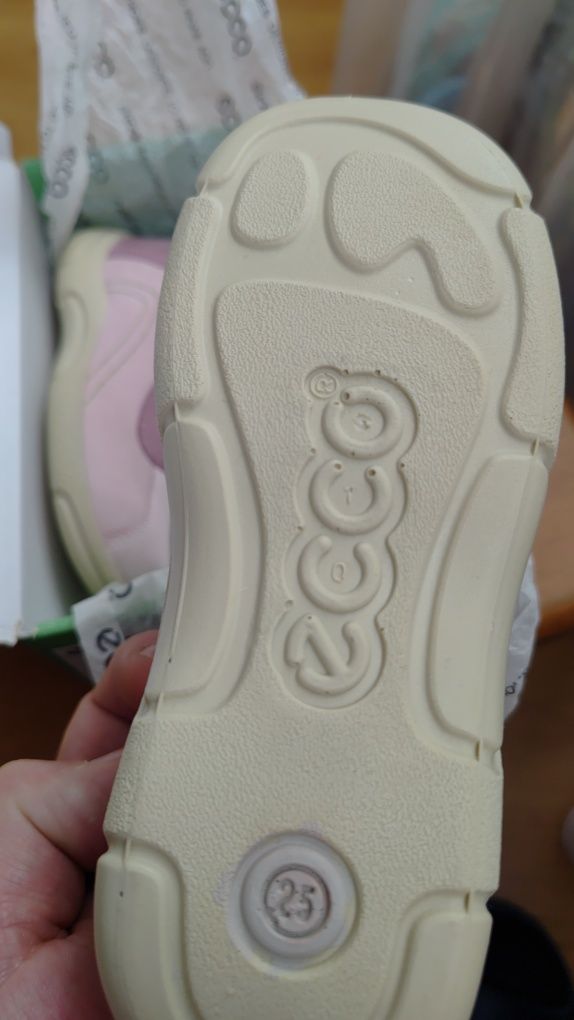 Buty dziecięce nowe r. 25 ECCO