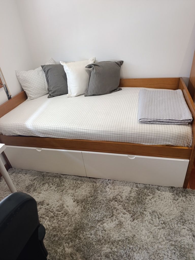 Mobília de quarto em pinho lacada a branco