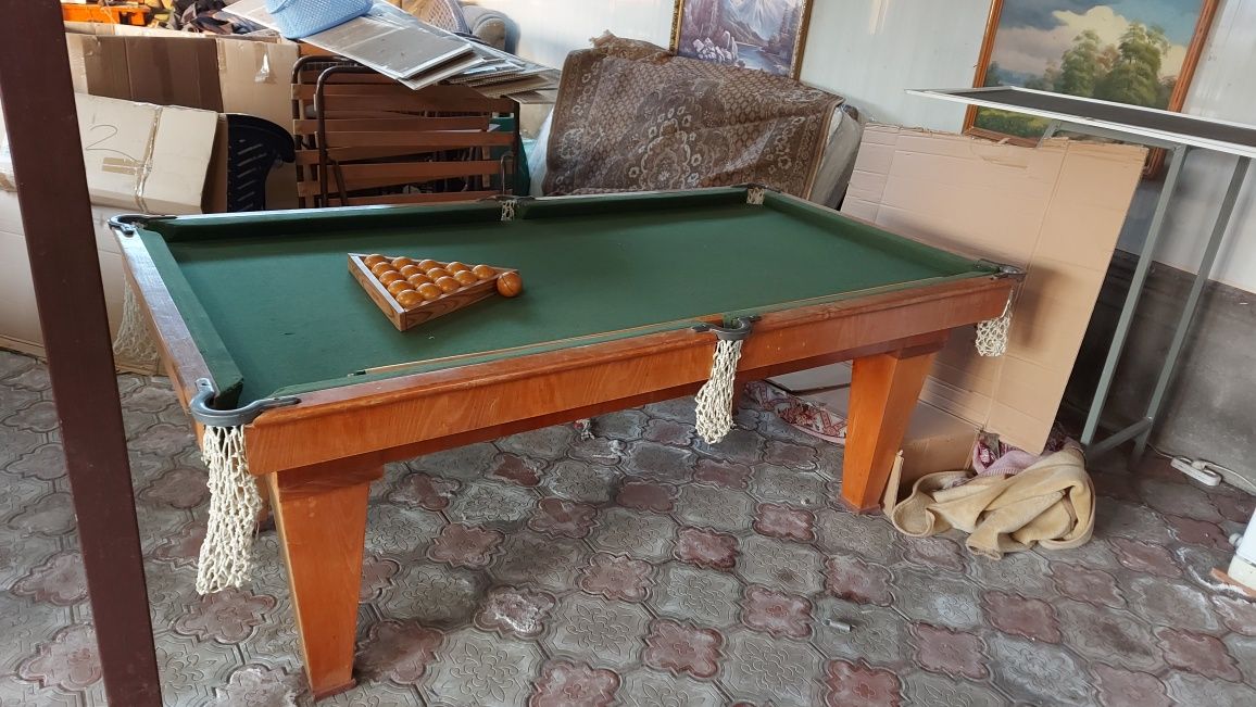 Більярдний стіл дерев'яний