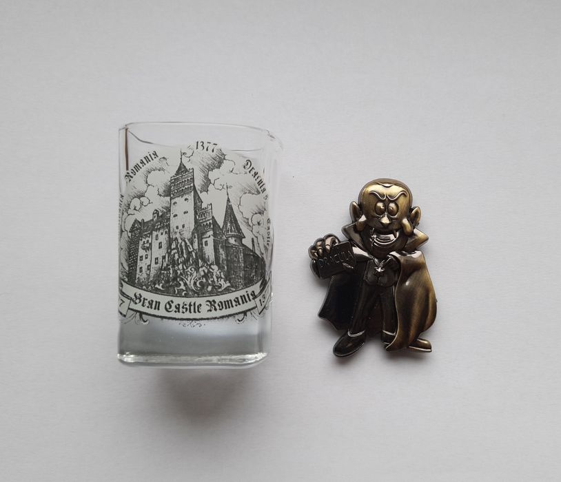 Magnes Dracula i kieliszek Bran Castle Romania