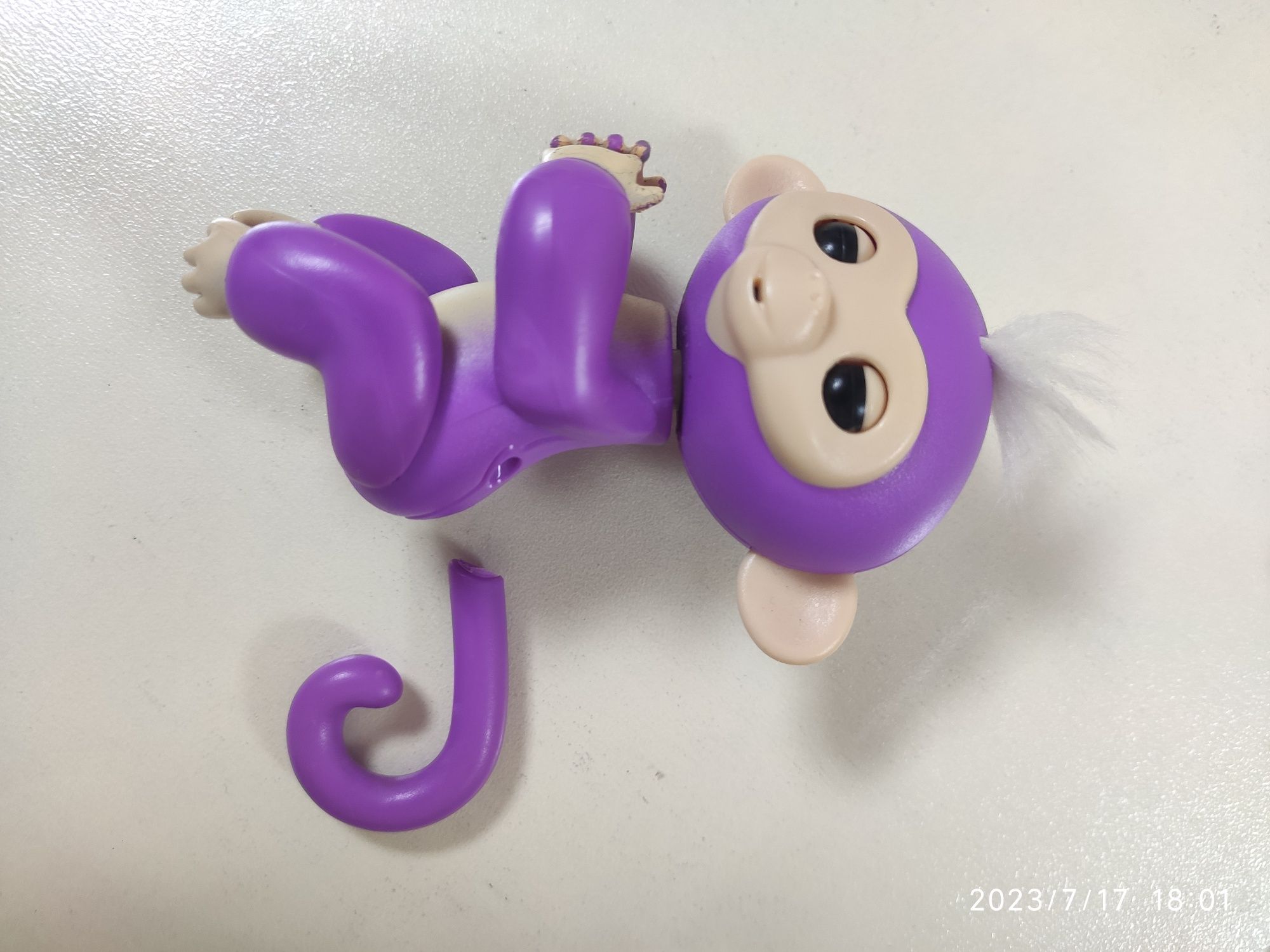 Интерактивная фиолетовая обезьянка Fingerlings Мия. Оригинал