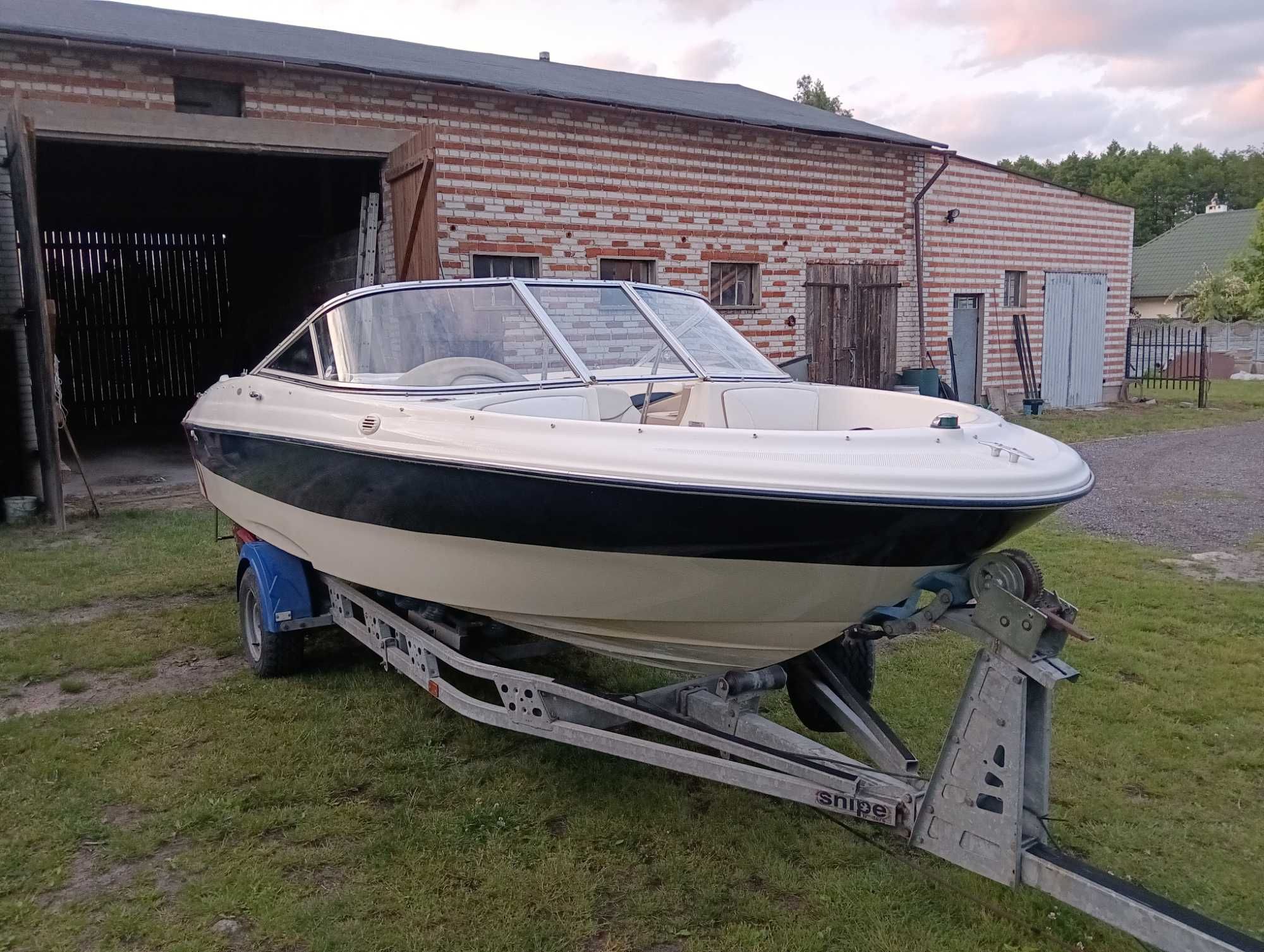 Jacht motorowy Bayliner Capri 185, dł 5,5m, silnik 3,0 benz, 2002 rok