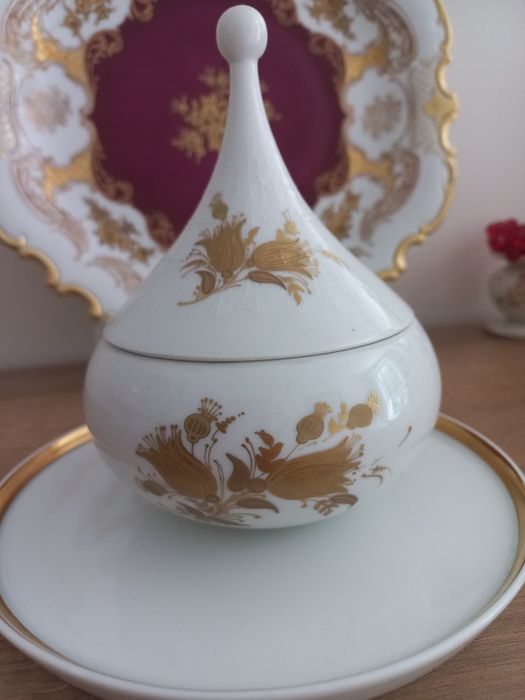 Bombonierka z porcelany.