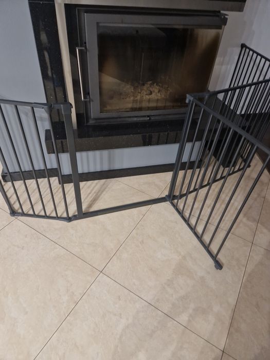 Metalowa barierka ochronna , zabezpieczająca dzieci, kominek, schody