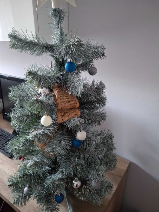 Choinka z ozdobami lampkami Mikołajkami